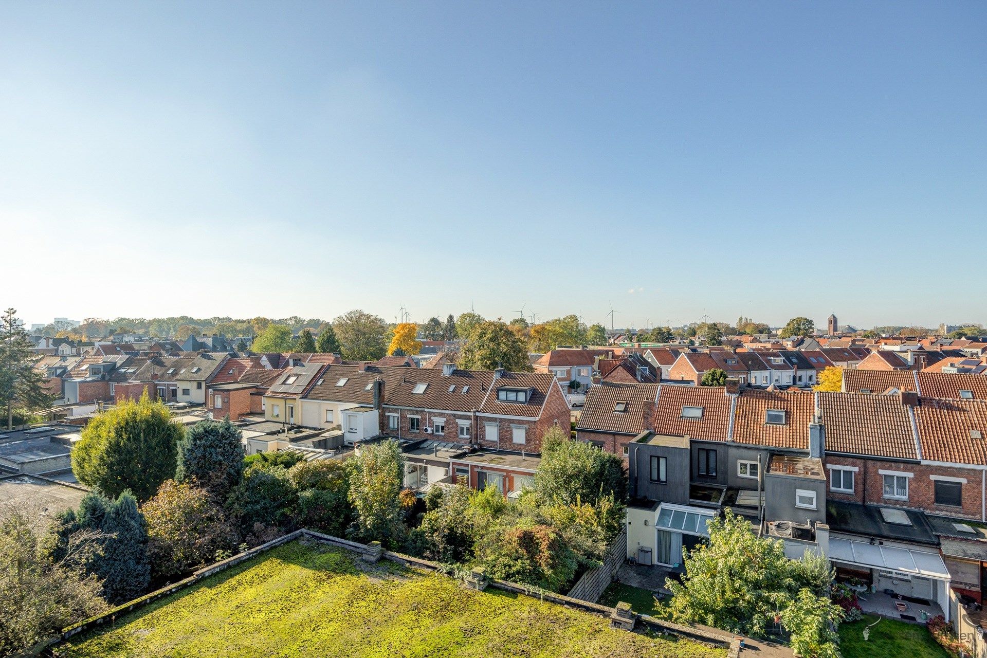 Instapklaar appartement met 2 slpks, terras en autostaanplaats foto 17