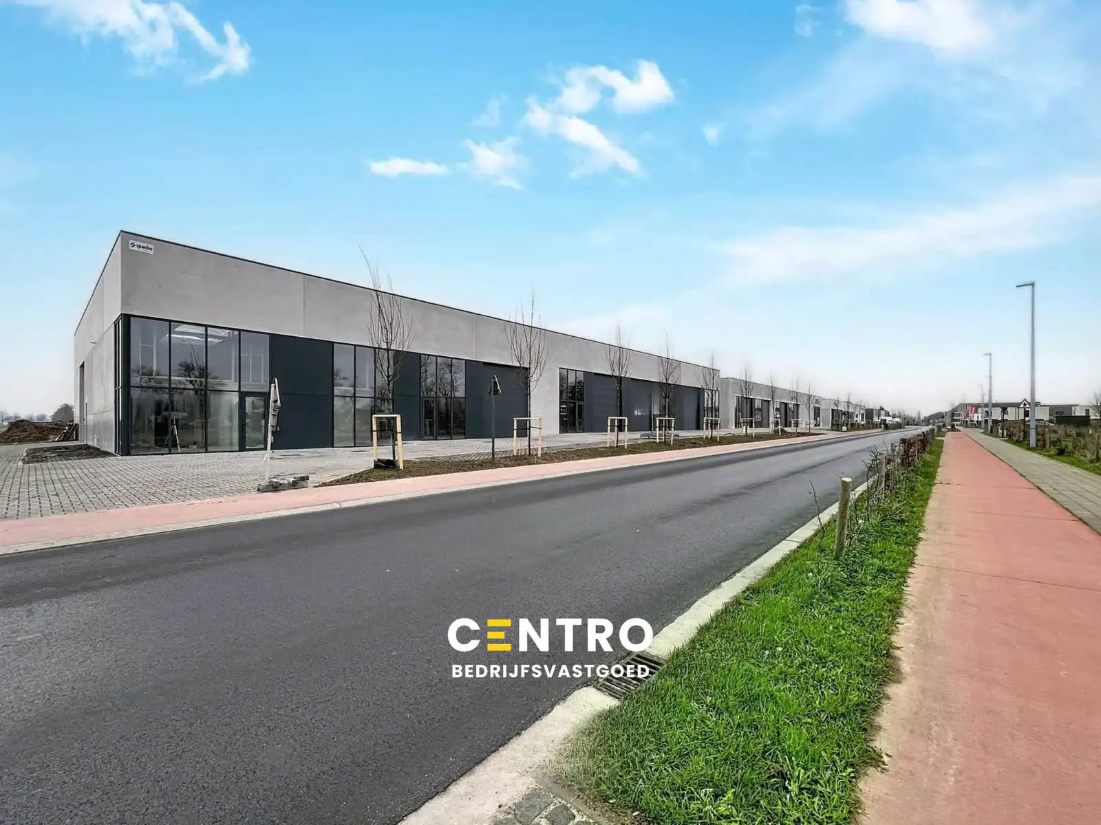 NB-magazijn van ± 275 m² incl. 3 parkeerplaatsen en moderne glaspartij in driehoek TIELT-DEINZE-WAREGEM ! foto {{pictureIndex}}
