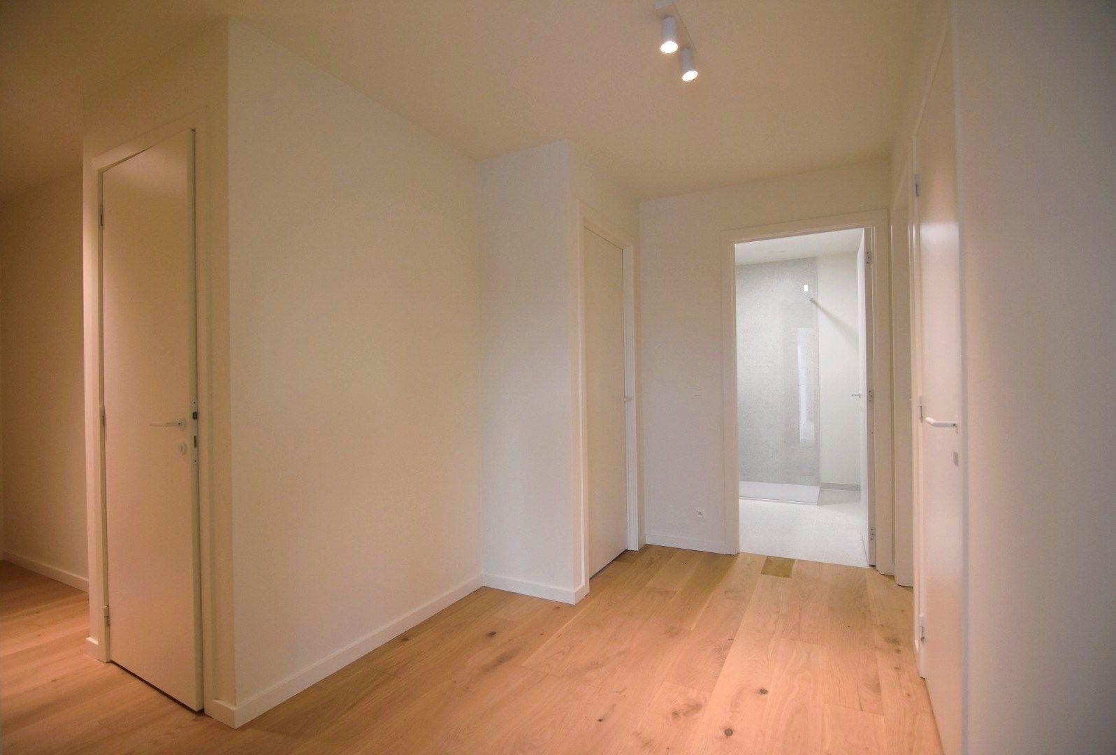 Gloednieuw 2-slpk appartement in moderne woonresidentie met vijverzicht foto 15