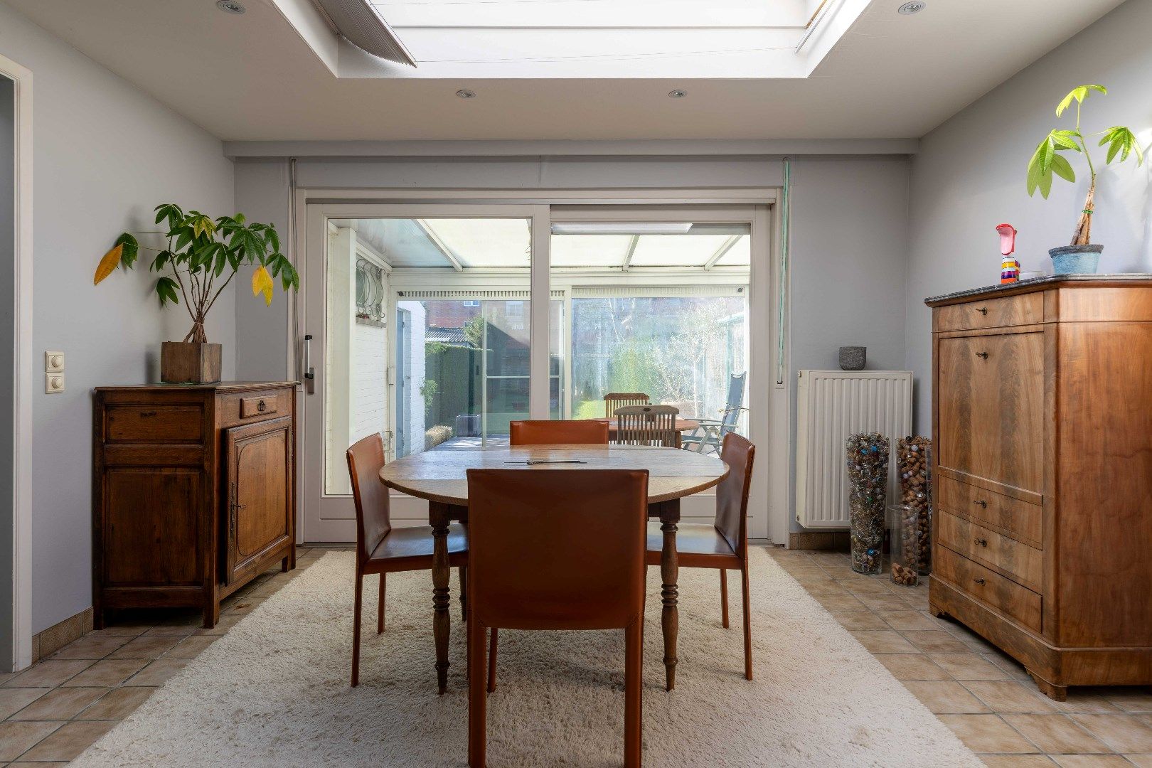 Uiterst ruime woning met mog. tot zeven slaapkamers, twee garages en zongerichte tuin te Sint-Kruis. foto 6