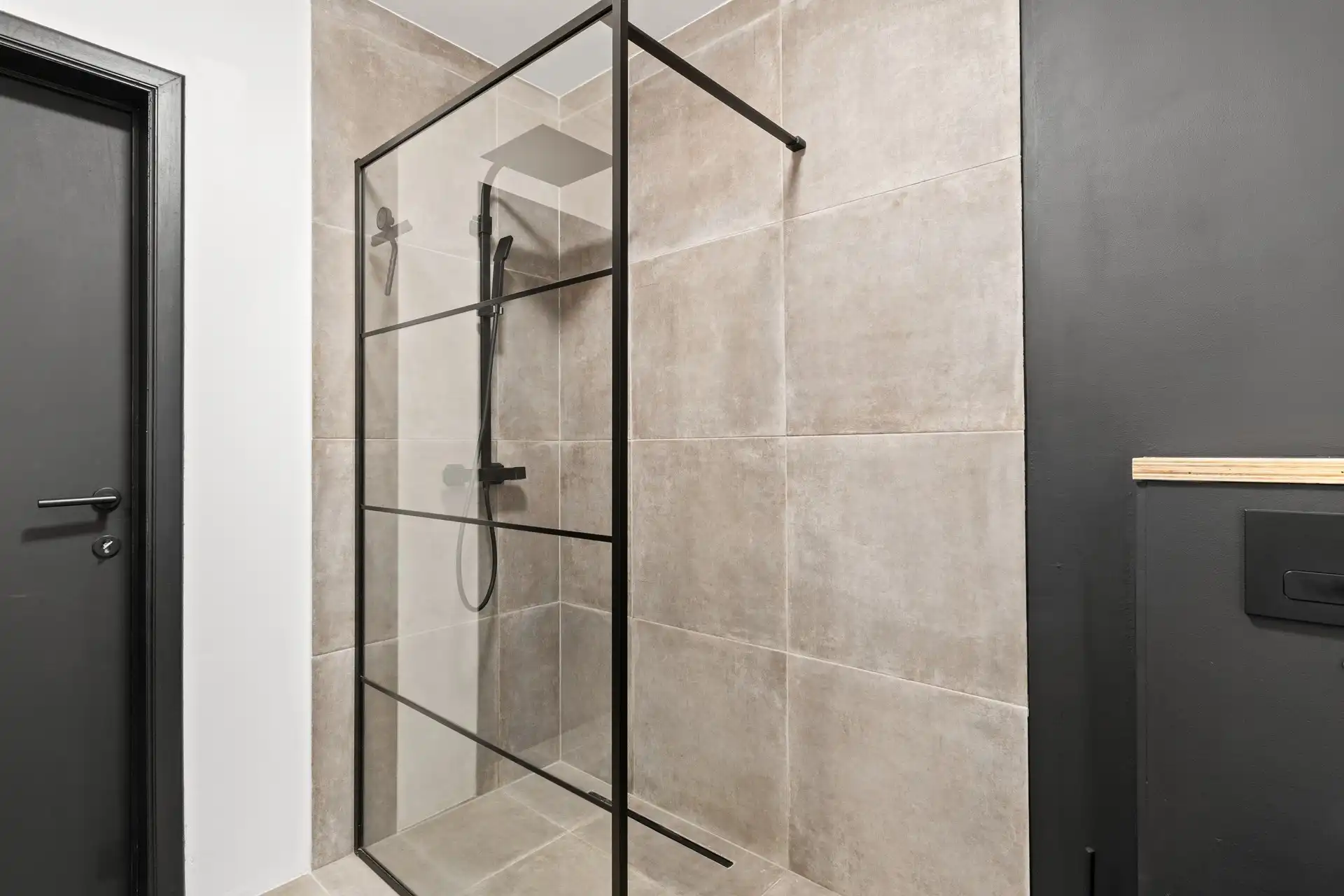 Volledig vernieuwd appartement met lichtrijke leefruimte en rustig terras foto 12