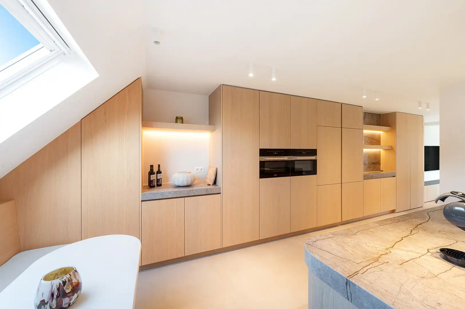 Luxueus gerenoveerd duplexappartement met drie slaapkamers. foto 18