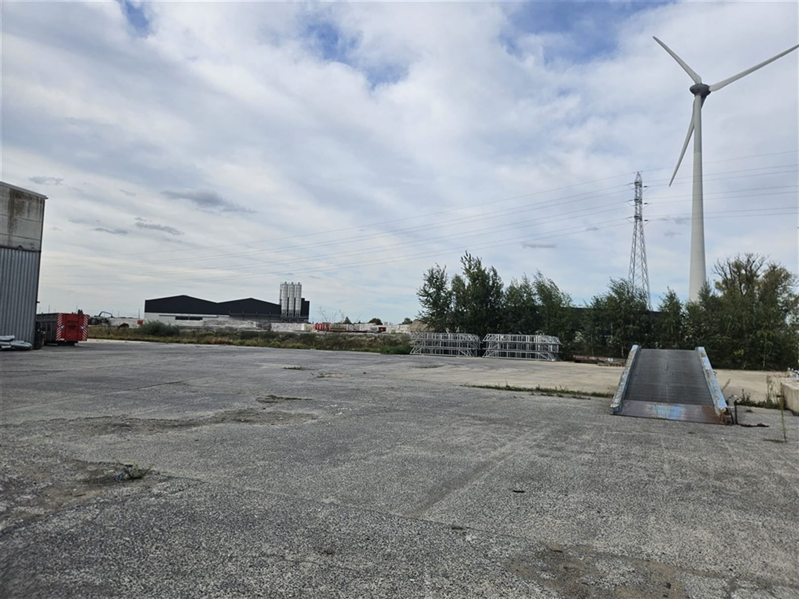Magazijn met rolbrug en verhard terrein foto 6