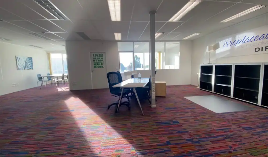 Instapklaar kantoor te huur in Brandstraat in Lokeren foto 17