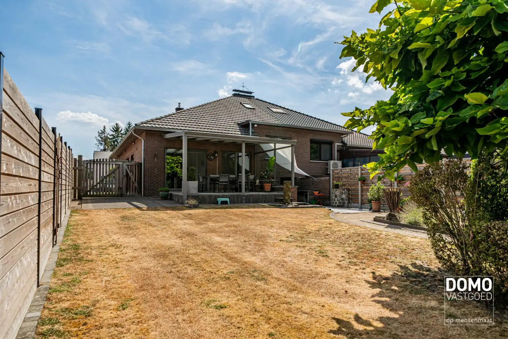 GERENOVEERDE, INSTAPKLARE GEZINSWONING MET 4 SLAAPKAMERS TE TUILT foto 4
