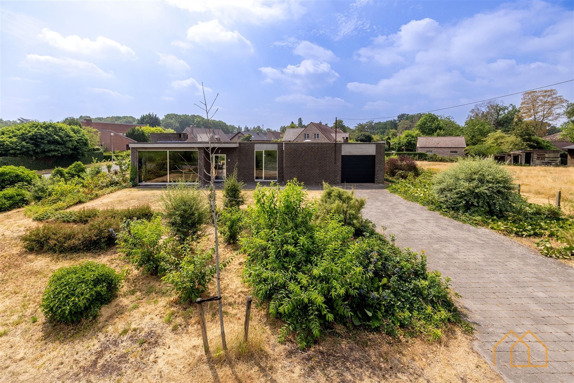 Laagbouw op 15are in groene omgeving