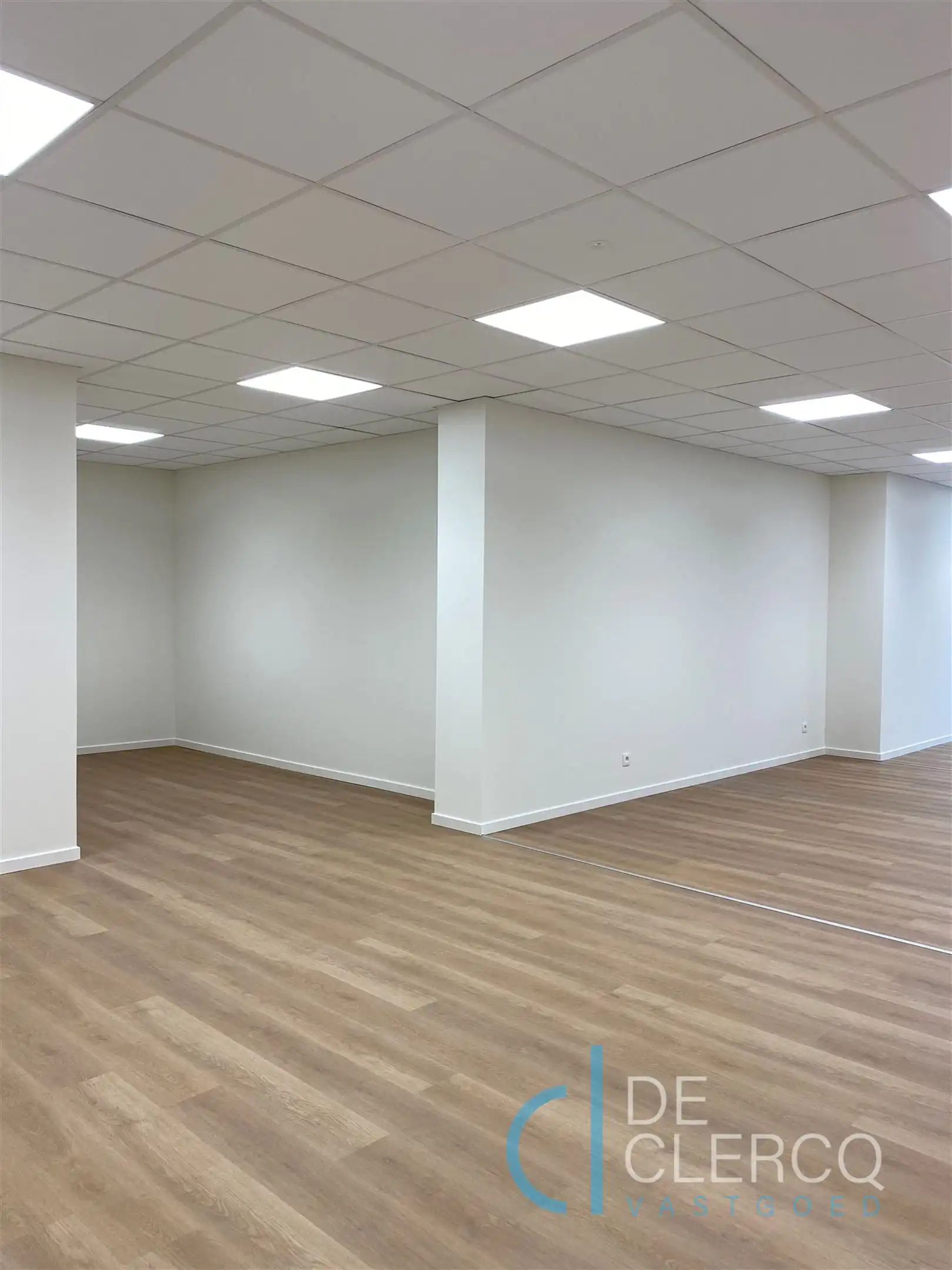 Nieuw, ruim kantoor met parking te huur centrum Lochristi!  foto 6