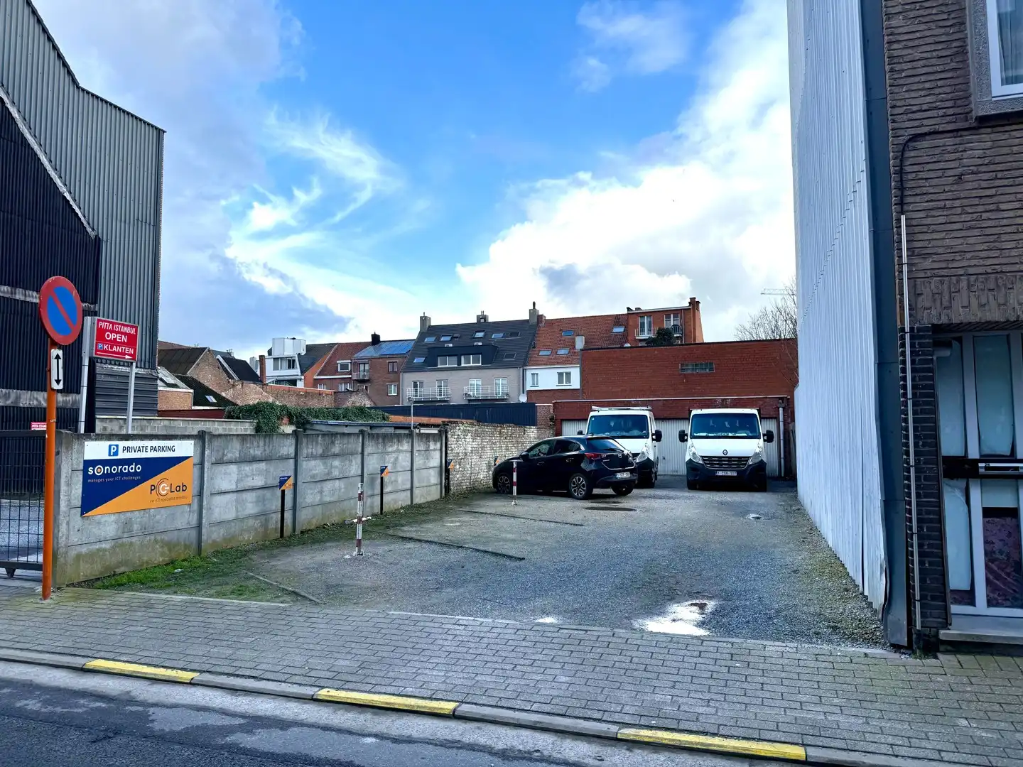 Bouwgrond met garages en parkeerplaatsen in centrum Deinze foto {{pictureIndex}}