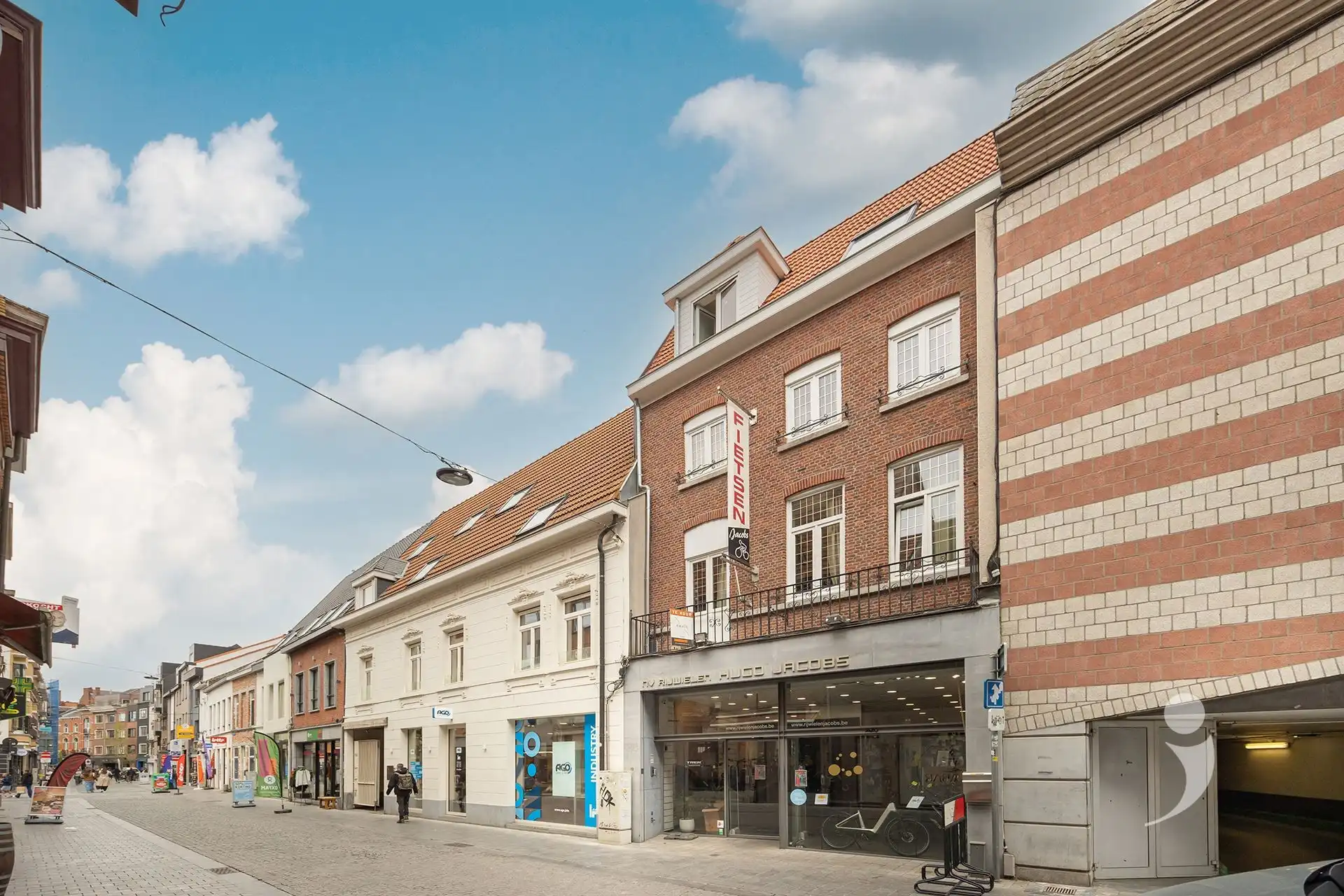 Opbrengsteigendom met 21 kamers, 1 studio en grote handelszaak foto 12