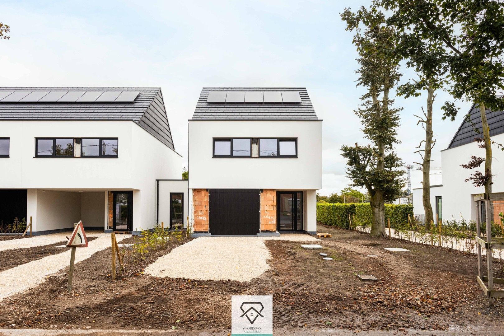 Moderne bijna energie neutrale nieuwbouw  met drie ruime slaapkamers, groene tuin en garage foto 2