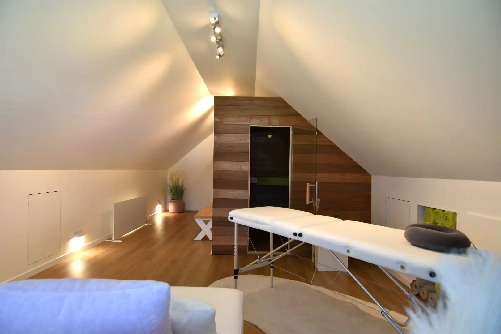 Villa met 4 slaapkamers, zwembad en mooie volumes te koop in Moorsele foto 15