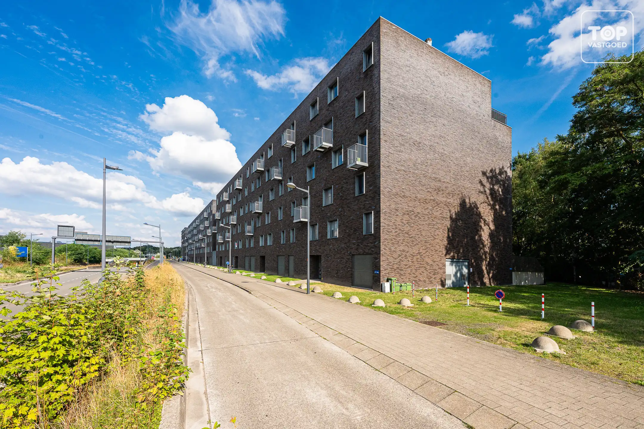 lichtrijk appartement met 1 slaapkamer en groene tuin foto 4