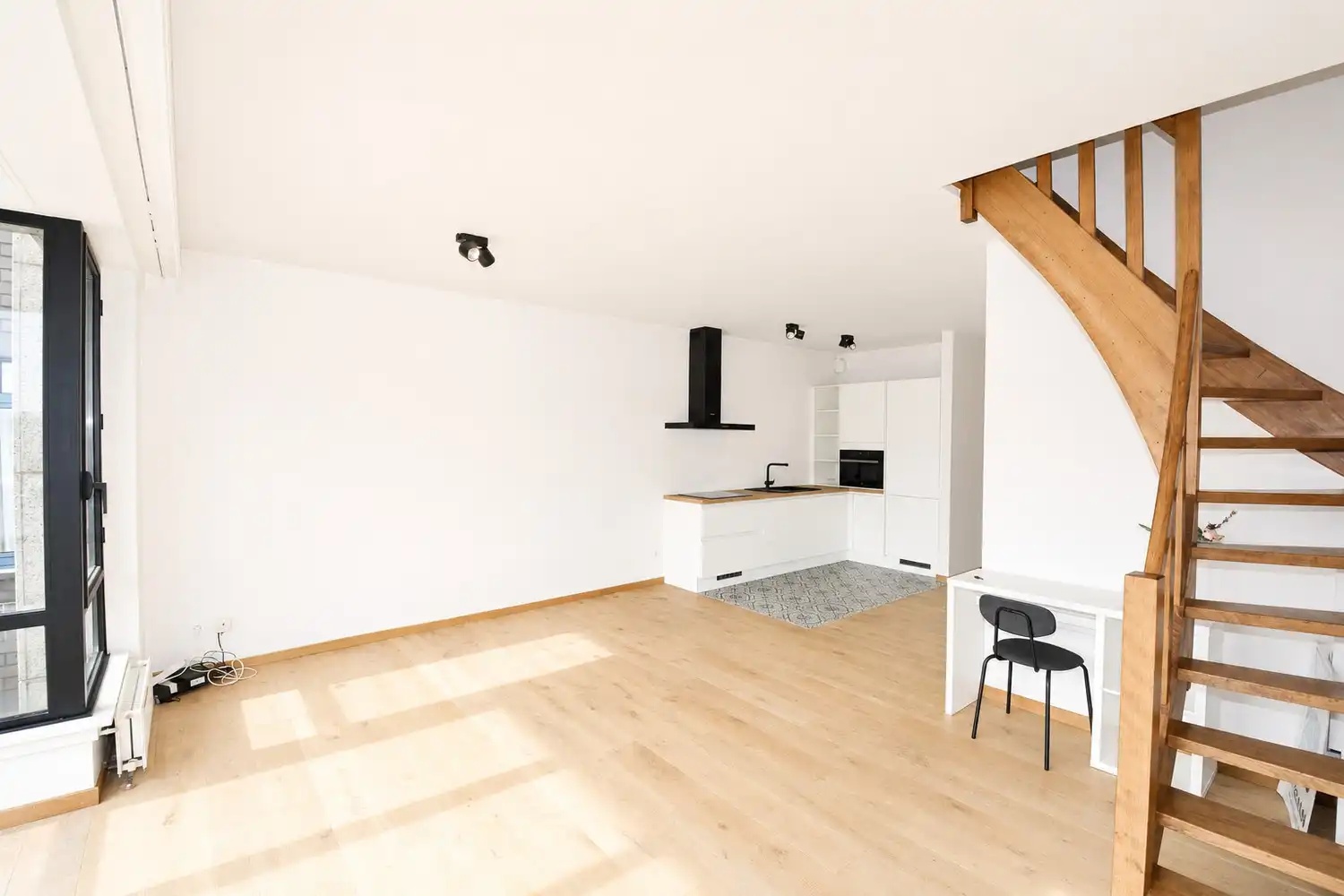 INSTAPKLAAR APPARTEMENT MET 2 SLK EN 2 RUIME TERRASSEN! foto 3