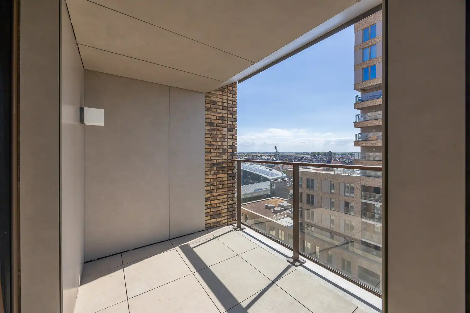 Assistentie-appartement met zijdelings zeezicht op steenworp van de zeedijk. foto 11