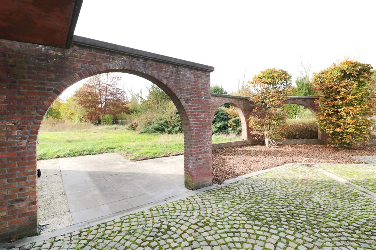 Villawoning met 4 slaapkamers en bijgebouw foto 5