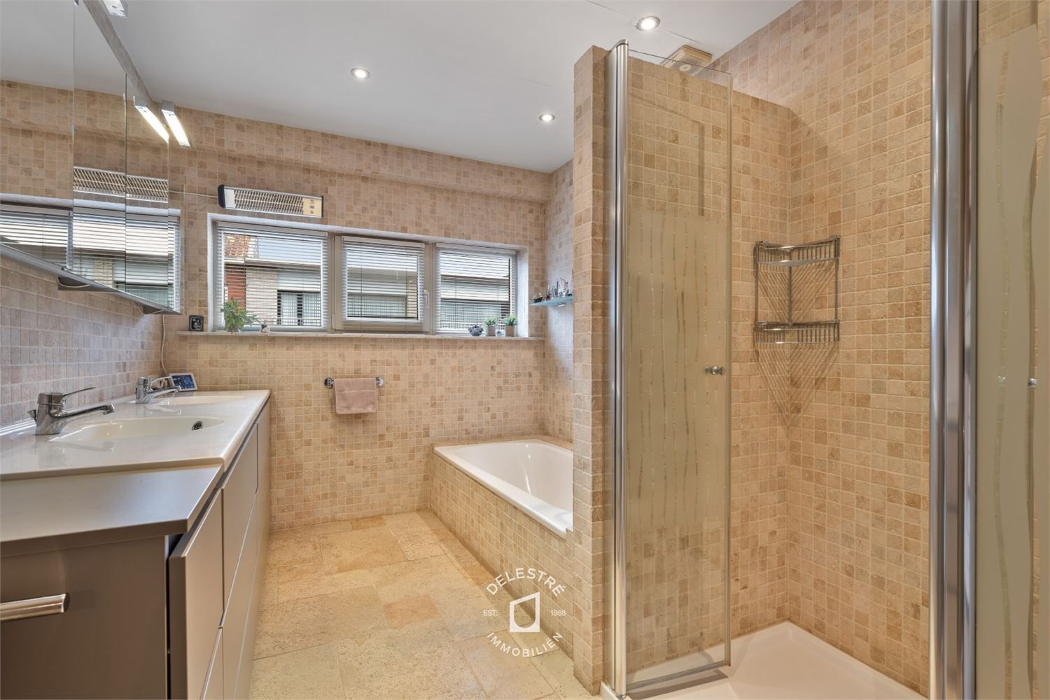 INSTAPKLARE GEZINSWONING MET GARAGE IN RUSTIGE STRAAT foto 24