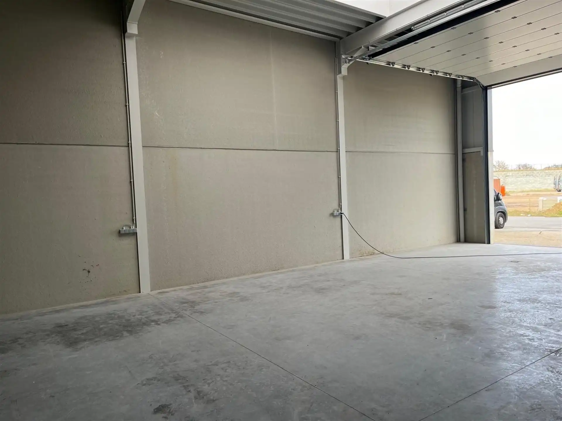 Magazijn van 180m² met 2 autostaanplaatsen foto 8