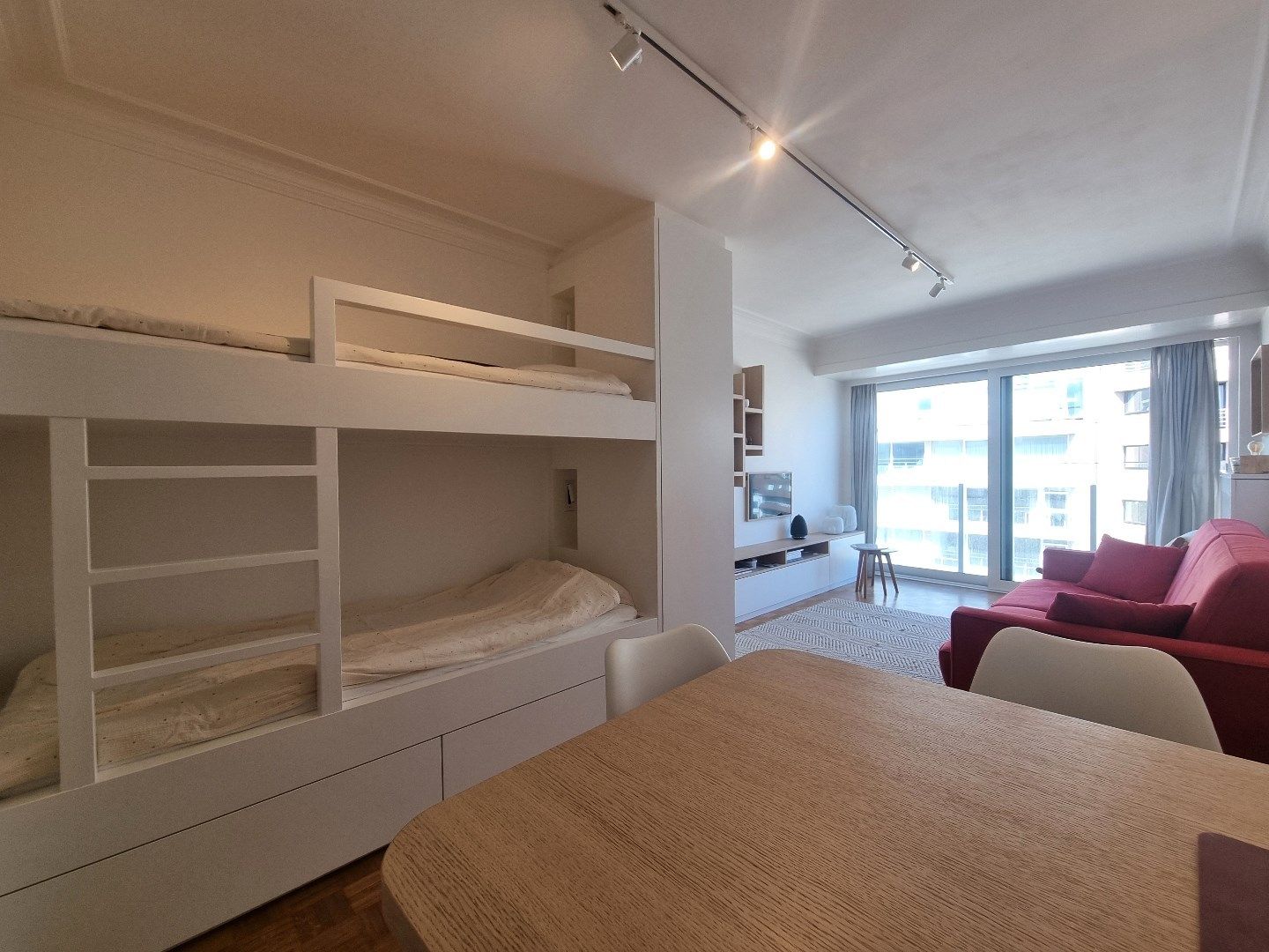 Instapklare studio met zijdelings zeezicht in Duinbergen foto 7