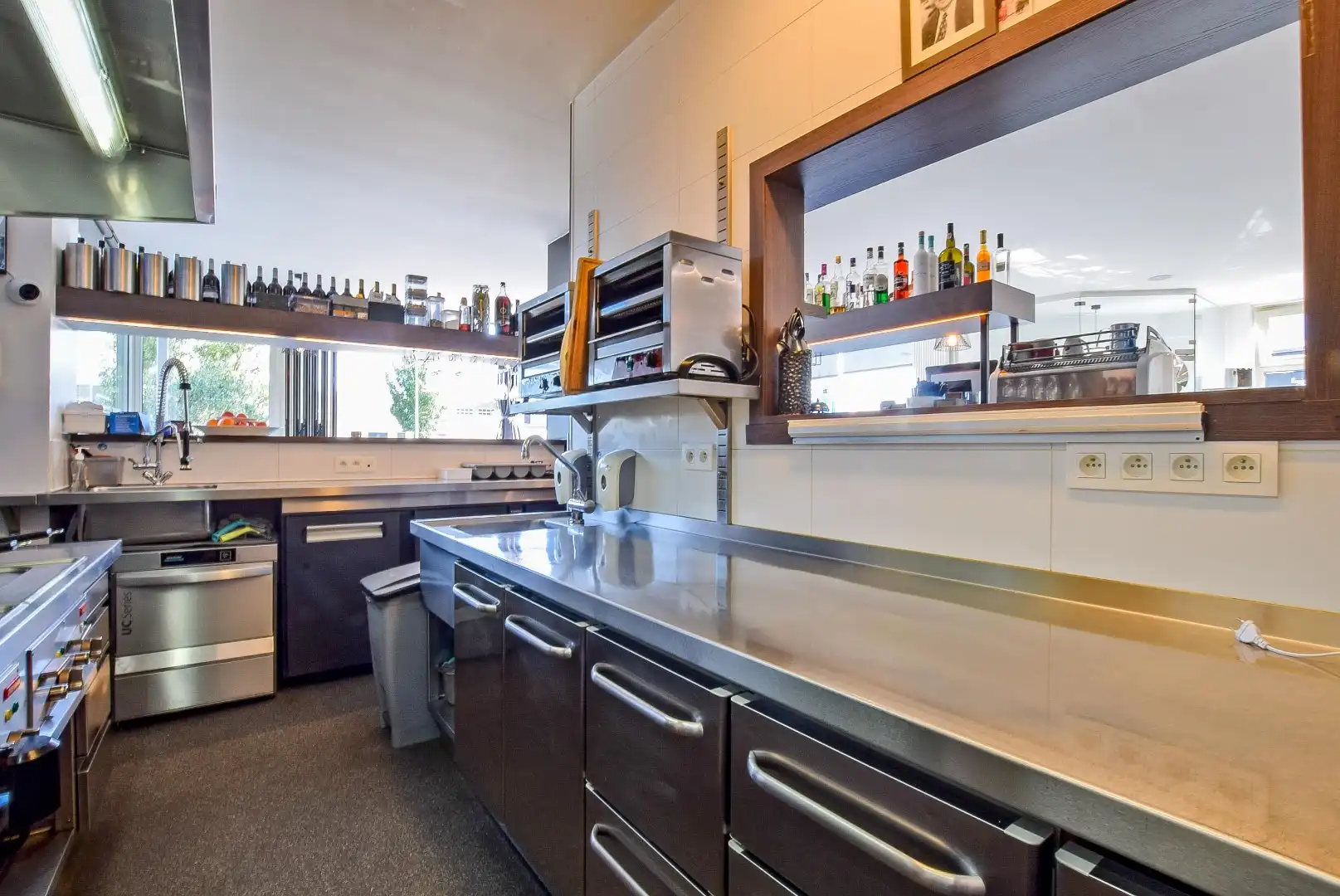 Succesvolle horecazaak met karakter in hartje Nieuwpoort-Stad op de Kaai gelegen. foto 11