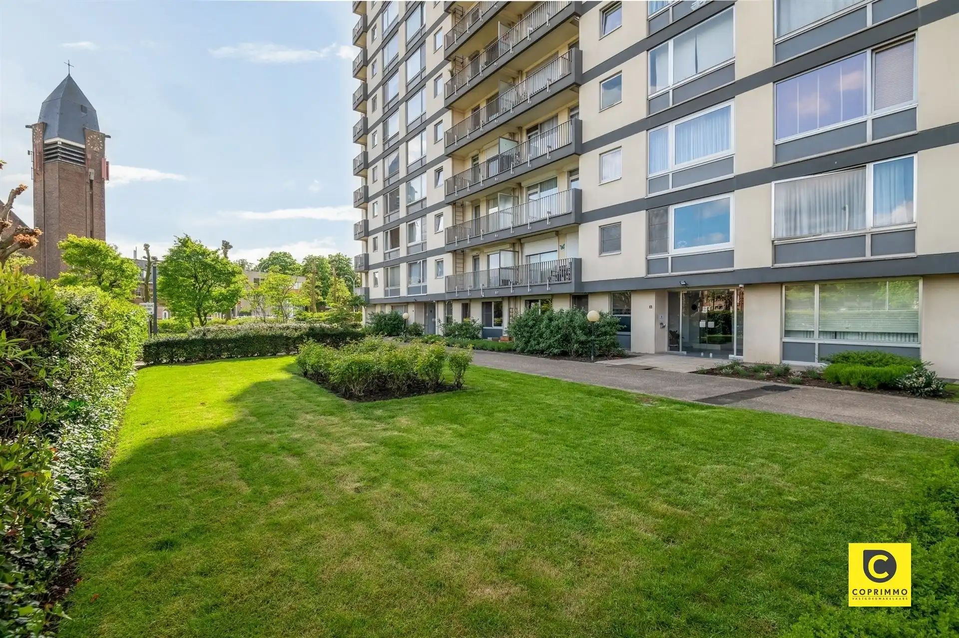 Lichtrijk 2 slaapkamer app + parking foto 13