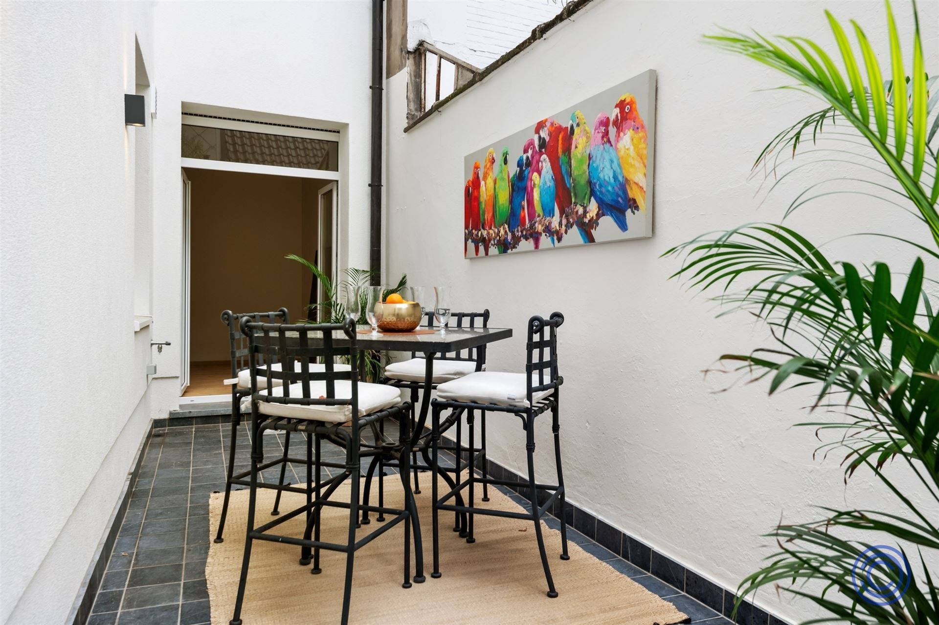 Prachtig gerenoveerd 2-slpk appartement met stadstuintje! foto {{pictureIndex}}