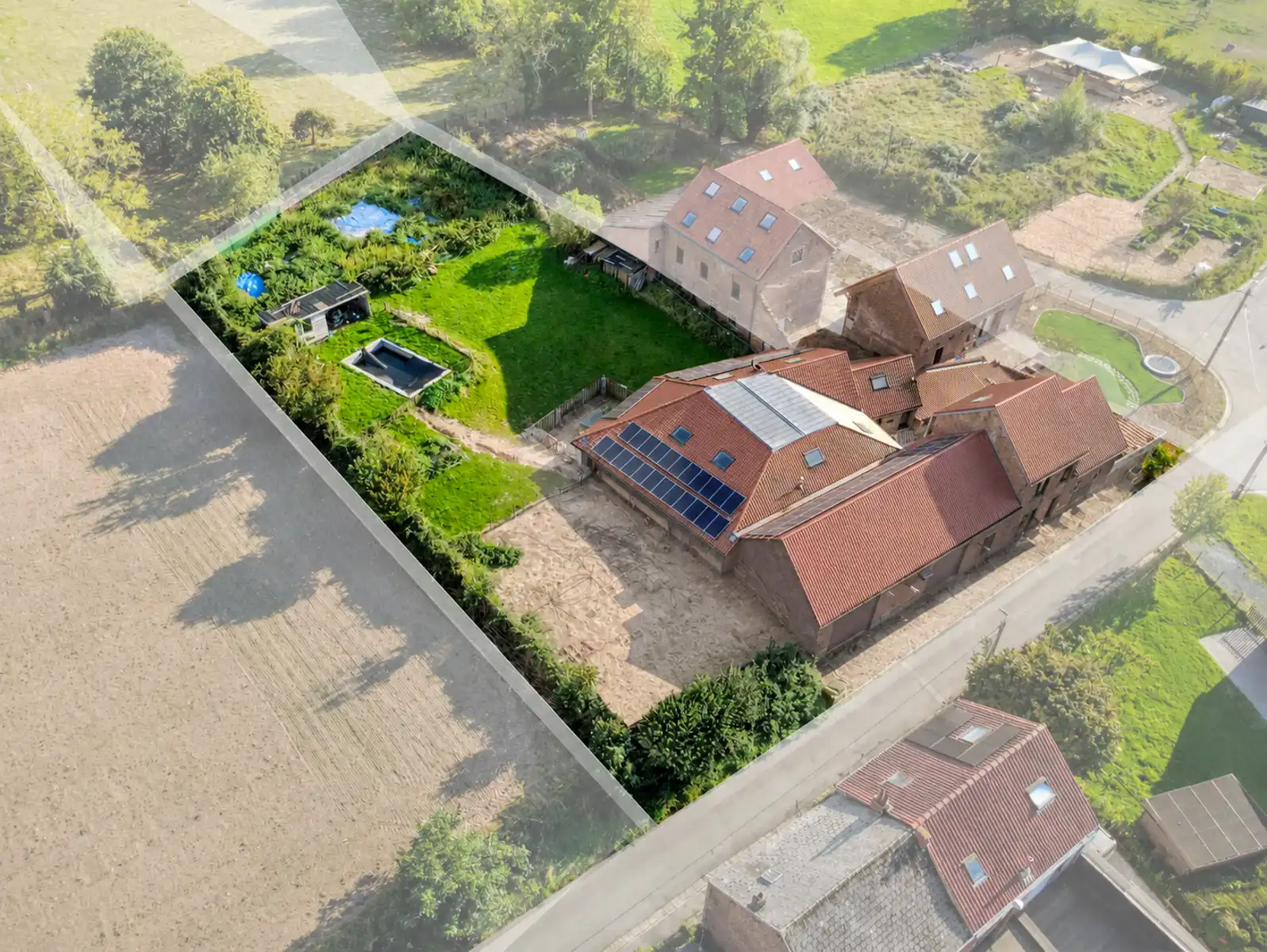 Ruime  gerenoveerde hoeve met werkplaats, zwembad en EPC B foto 2