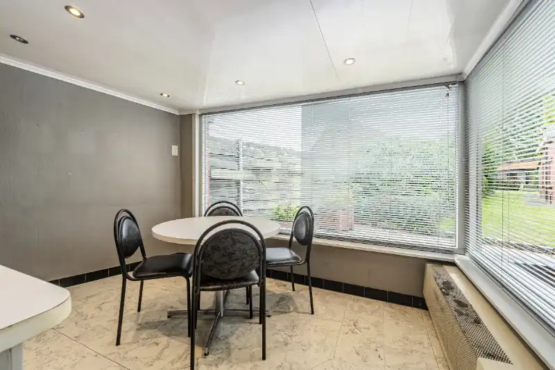 Hooglede-centrum. Charmante | ruime | half open bebouwing op 740m2 met > 4 slaapkamers, apart bijgebouw van +/- 60m2. Ideaal voor gezinnen / extra polyvalente ruimtes, ideaal gelegen. foto 8