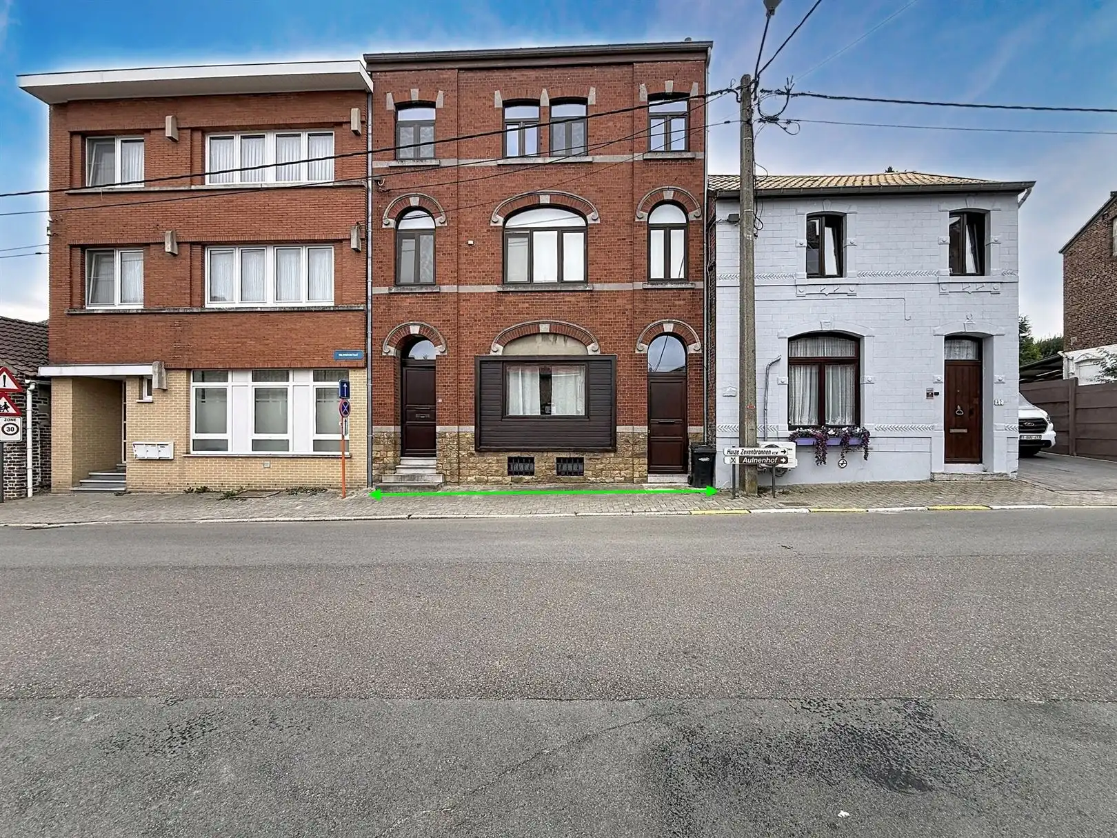 Ruime rijwoning met 5 slkps, inrichtbare zolder, tuin, 5a 47ca foto {{pictureIndex}}