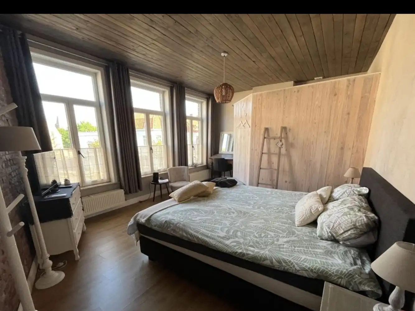 Op steenworp van Brugge centrum, INSTAPKLAAR CHARMANT ENERGIEZUINIG RUIM BURGERHUIS met MOOIE GROTE TUIN , 3 SLPKS en 3  badkamers foto 12