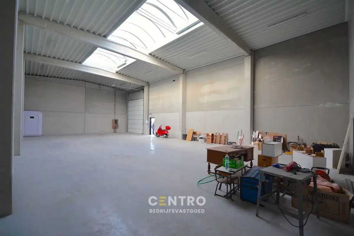 Zeer degelijk MAGAZIJN/WERKPLAATS (266m2) met hoge elektrische sectionaalpoort, toilet en 2 private parkeerplaatsen voor de deur. foto 4