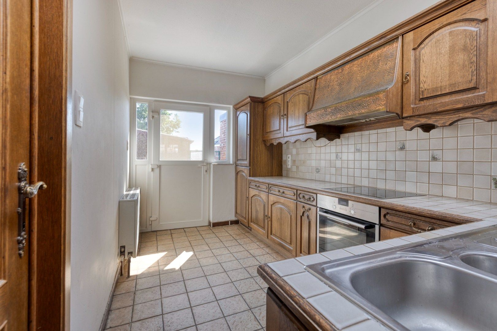 Gezellig ingerichte woning met hobbyruimte en tuin + toegang achterom foto 7