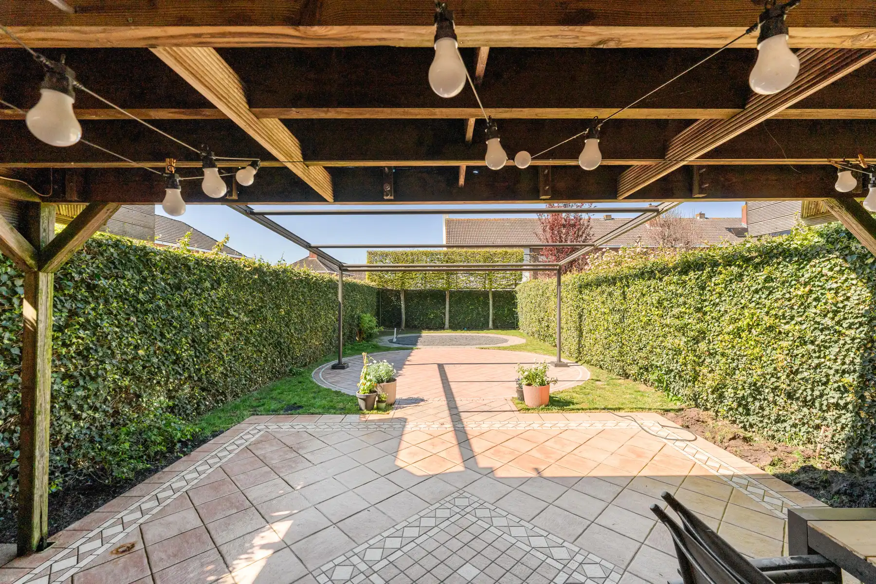 Instapklare woning met garage en tuin foto 18