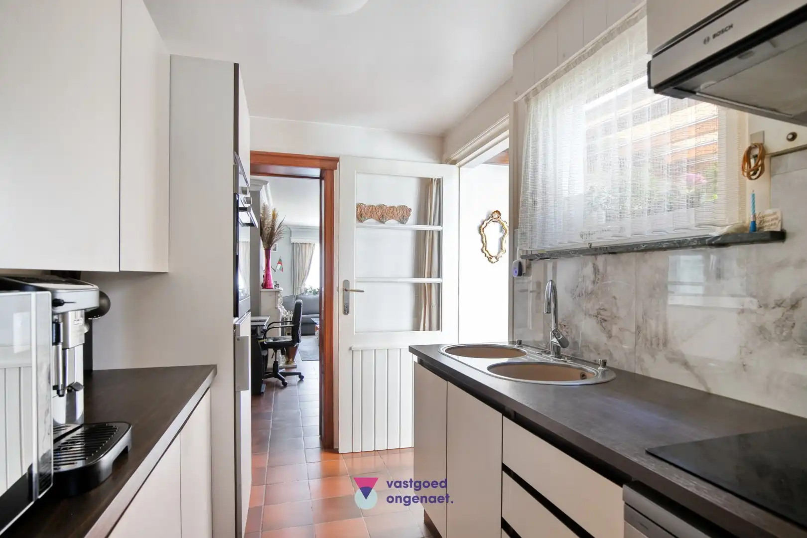 Charmante gesloten woning met zonnige tuin en garage foto 4