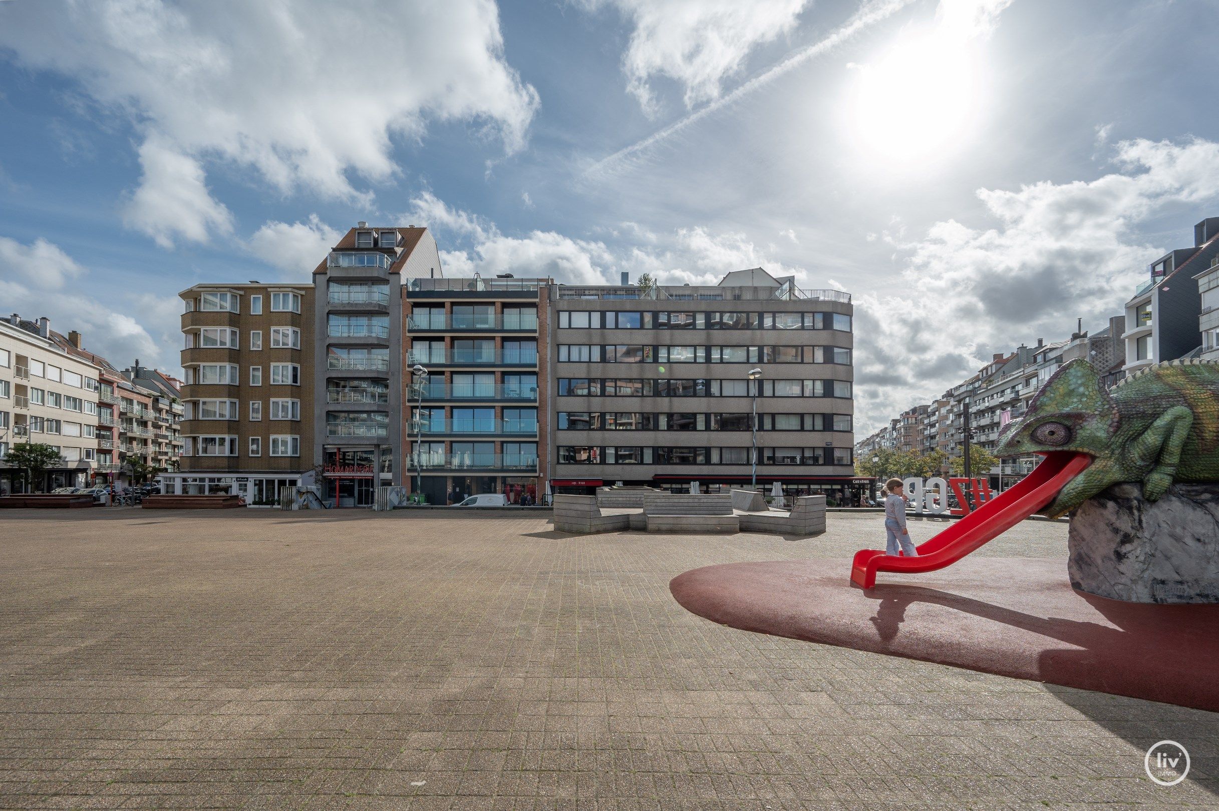 Aangenaam 2 slaapkamerappartement met frontaal ZEEzicht gelegen op het vanbunnenplein te Knokke.  foto 18