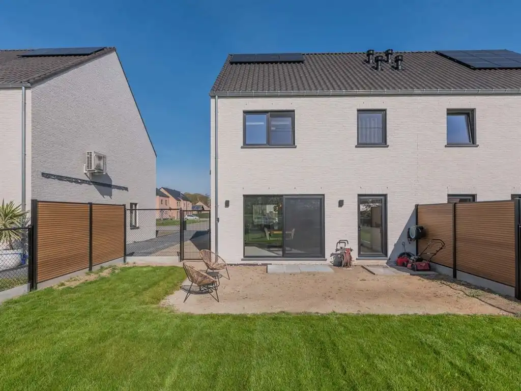Halfvrijstaande stijlvolle nieuwbouwwoning met landelijke uitstraling foto 3