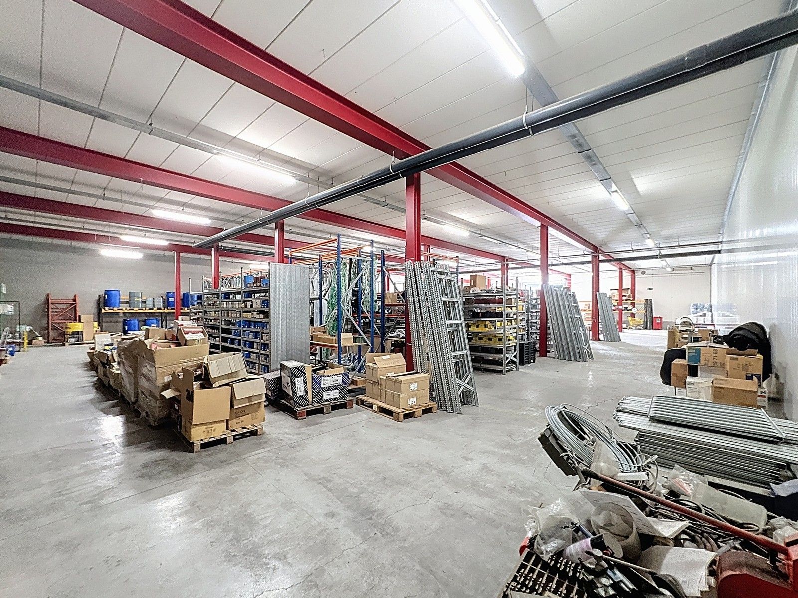 Instapklaar MAGAZIJN (920m²) met sectionaalpoort te huur op industriezone "Herderbrug" te 8000 Brugge foto 3