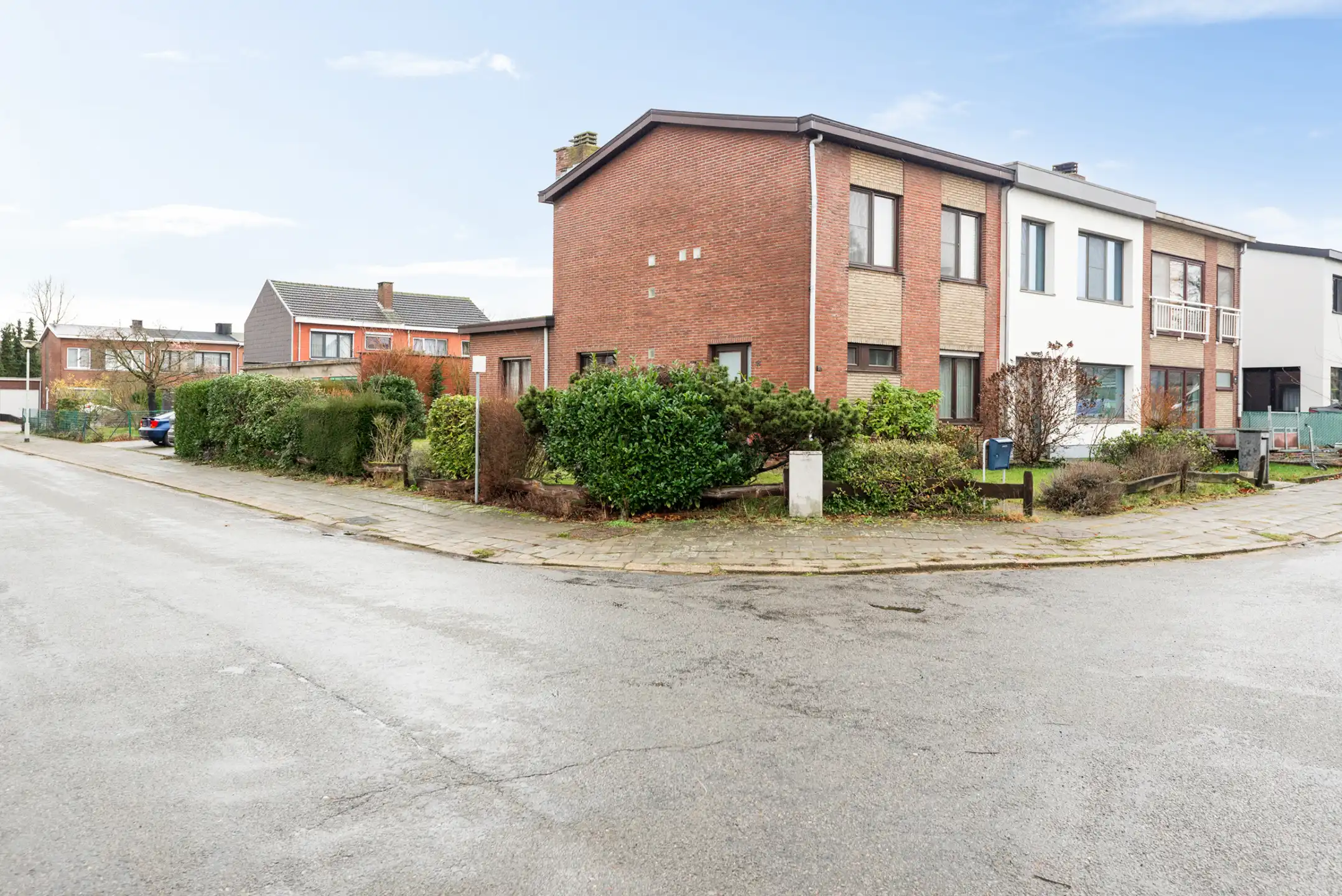Halfopen woning met dubbele garage op mooie locatie foto 20