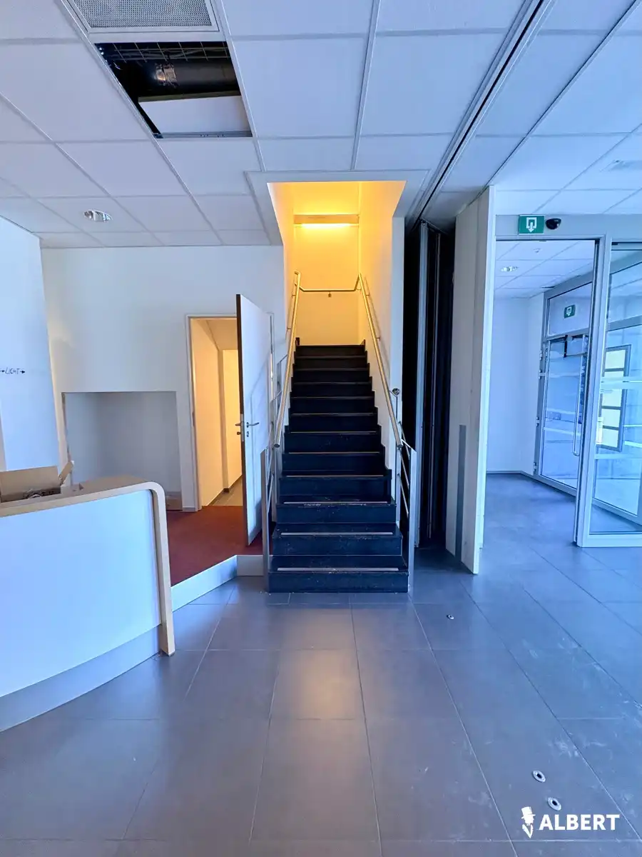 Lichtrijk handelspand van 497m2 op toplocatie! foto 18