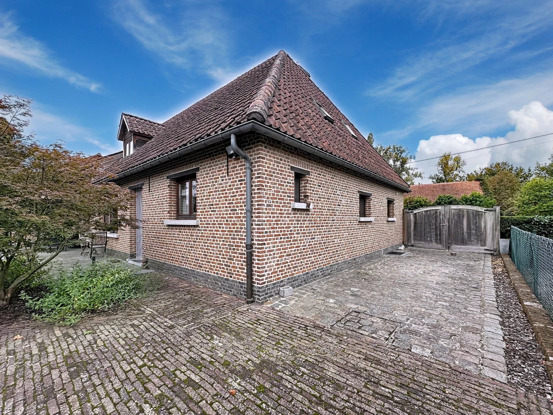 Zeer verzorgde landelijke woning op prachtig perceel met 3 slaapkamers en 2 badkamers. foto 51