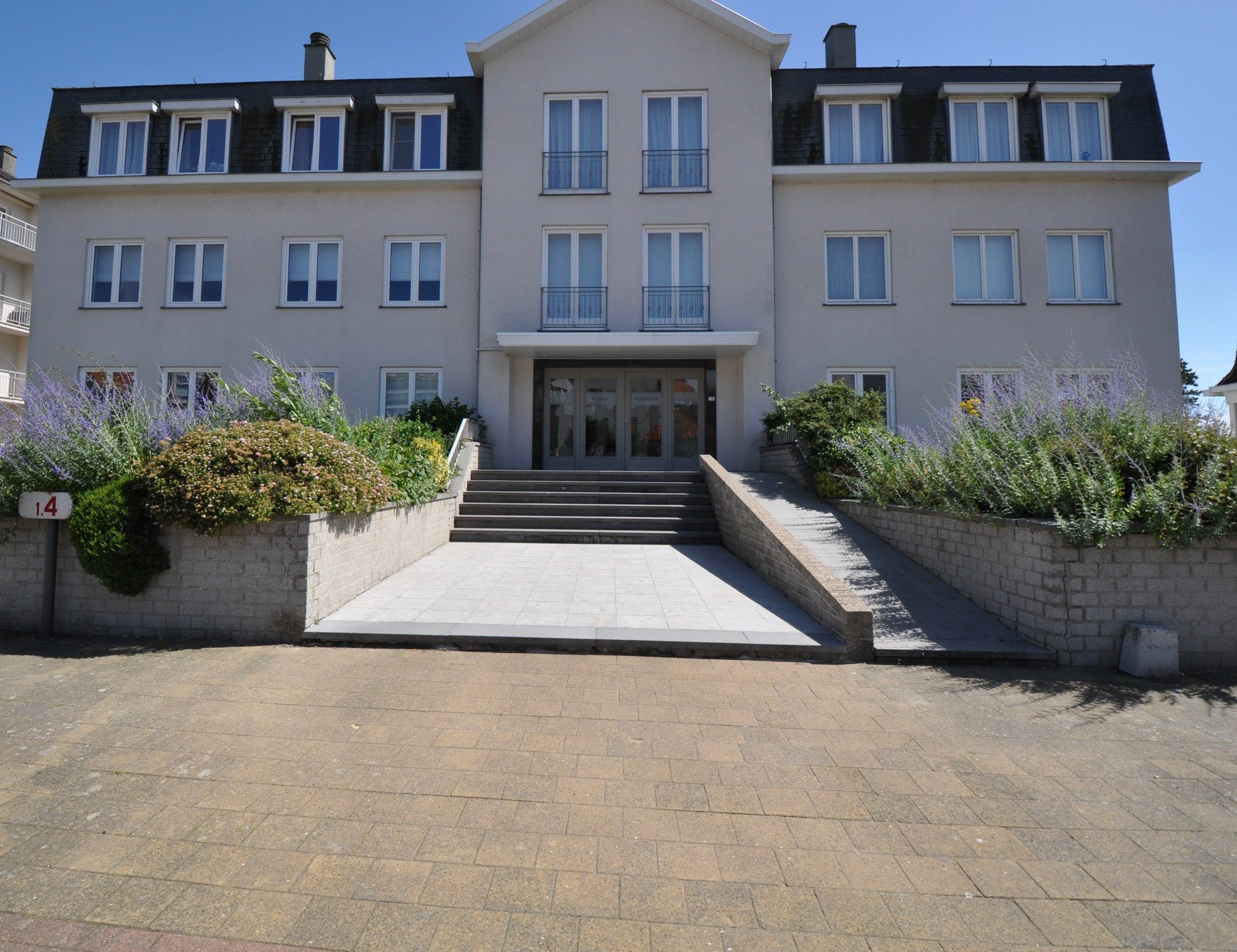 Volledig gerenoveerd hoekappartement gelegen op een boogscheut van de zee. foto 15