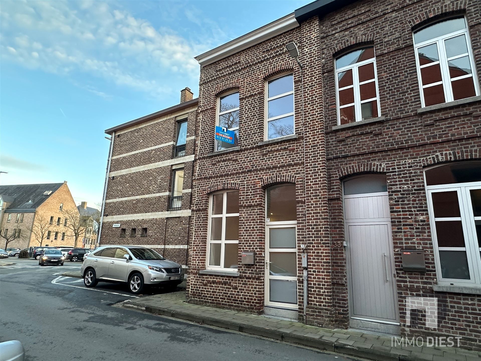 Gerenoveerde woning in het centrum met 2 slaapkamers en koertje foto {{pictureIndex}}