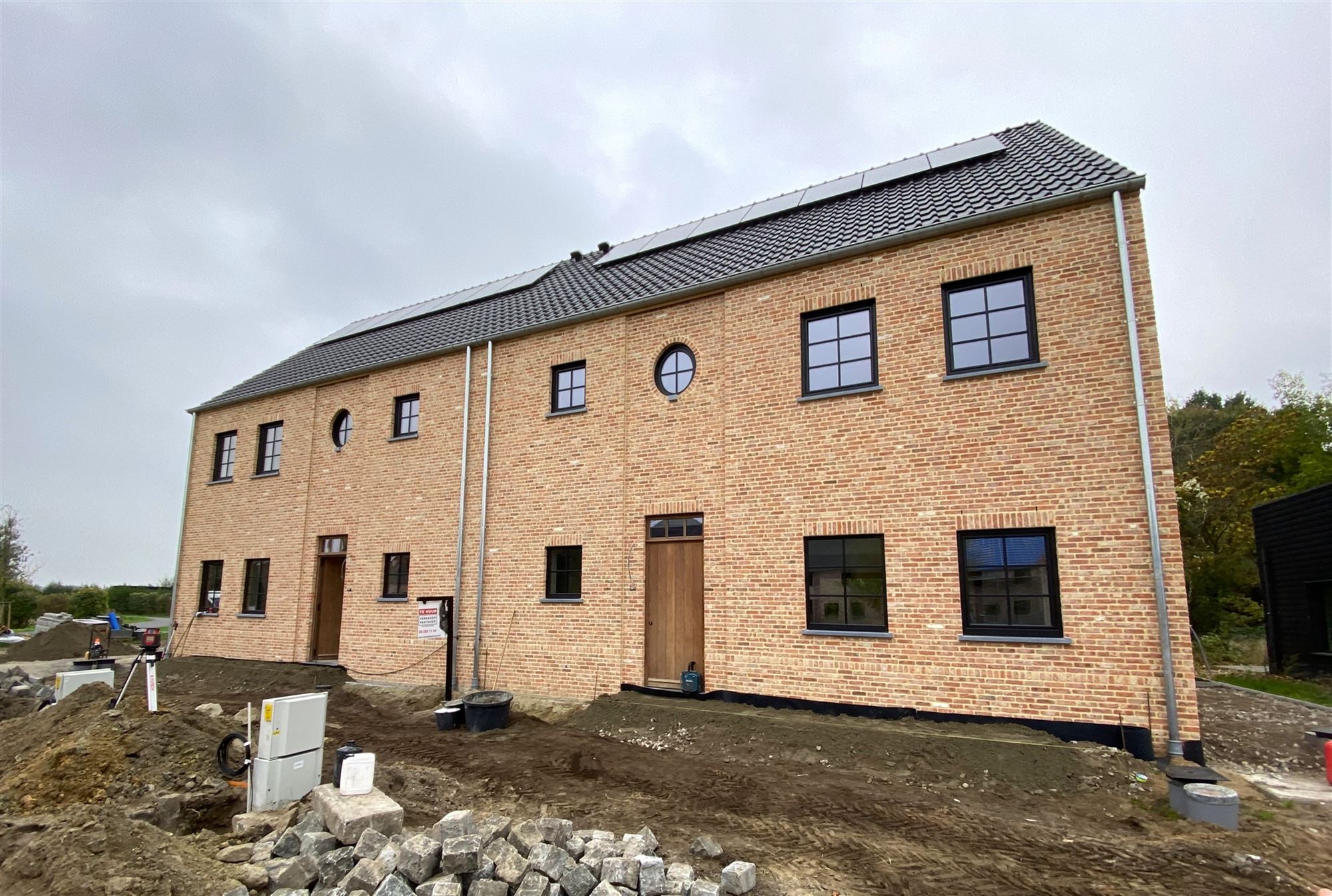 Energiezuinig en instapklaar wonen in het hart van Kaprijke foto {{pictureIndex}}