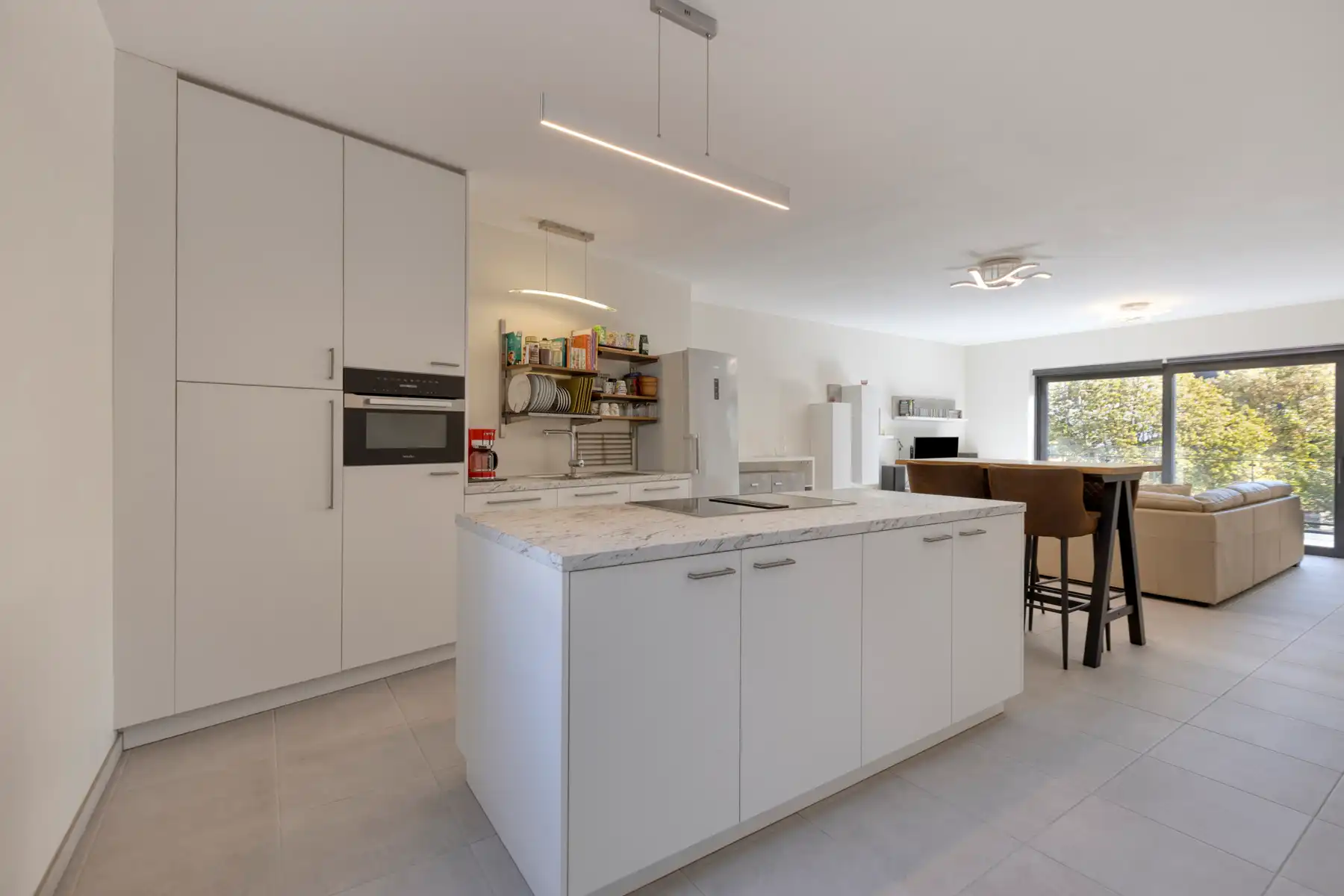 Lichtrijk appartement met ruim terras en parking foto 13