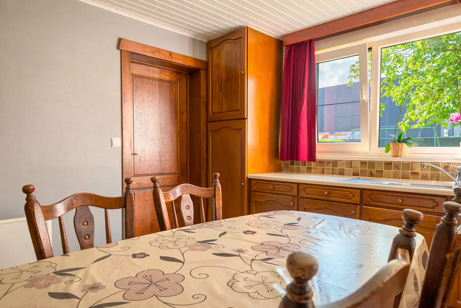 Charmante woning met 6 slaapkamers, garage en gezellige tuin op 695 m² foto 5