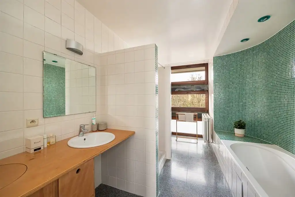 Ruime woning met inpandige garage en tuin foto 14