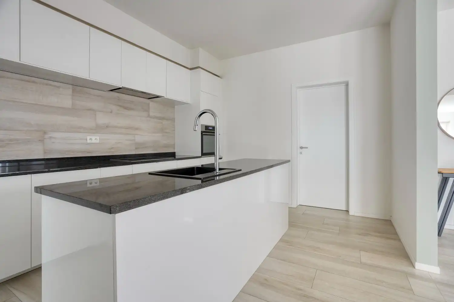 Ruime gerenoveerde gezinswoning met 3 slaapkamers op een uitzonderlijk perceel foto 8