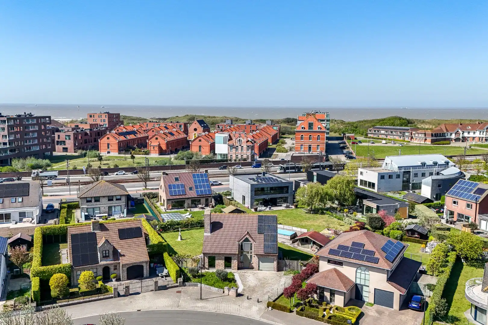 Ruime alleenstaande woning nabij zee en strand! foto {{pictureIndex}}