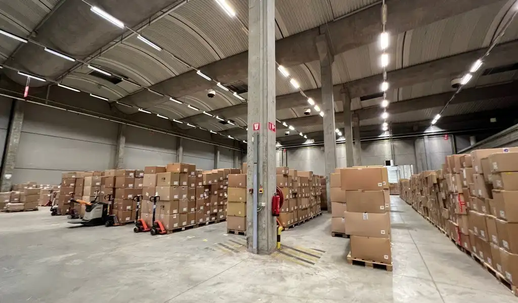 Logistieke loodsen met laadkades vlakbij R42 in Sint-Niklaas foto 8