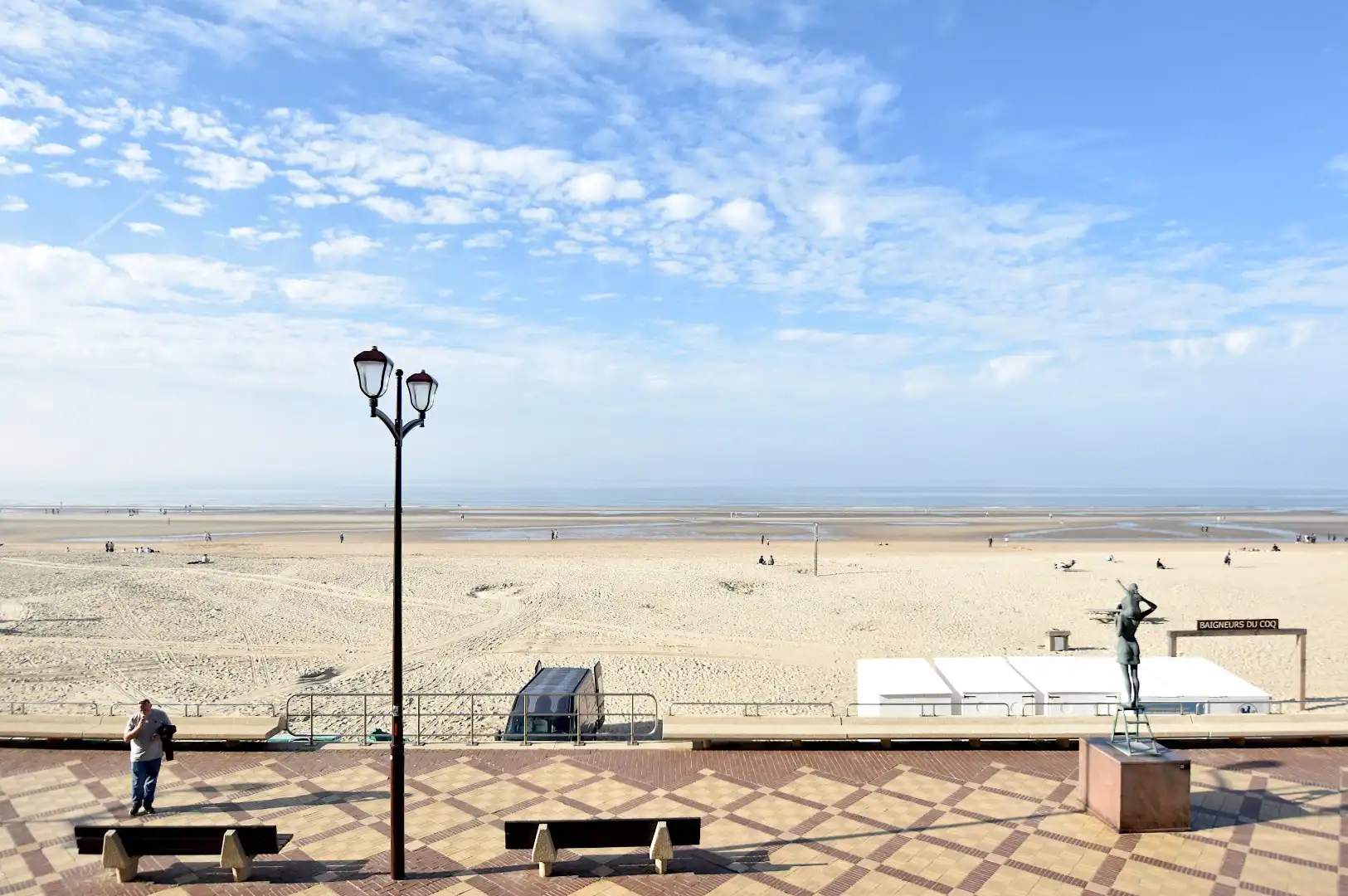 Op te frissen appartement met frontaal zeezicht op de zeedijk, De Haan foto 4