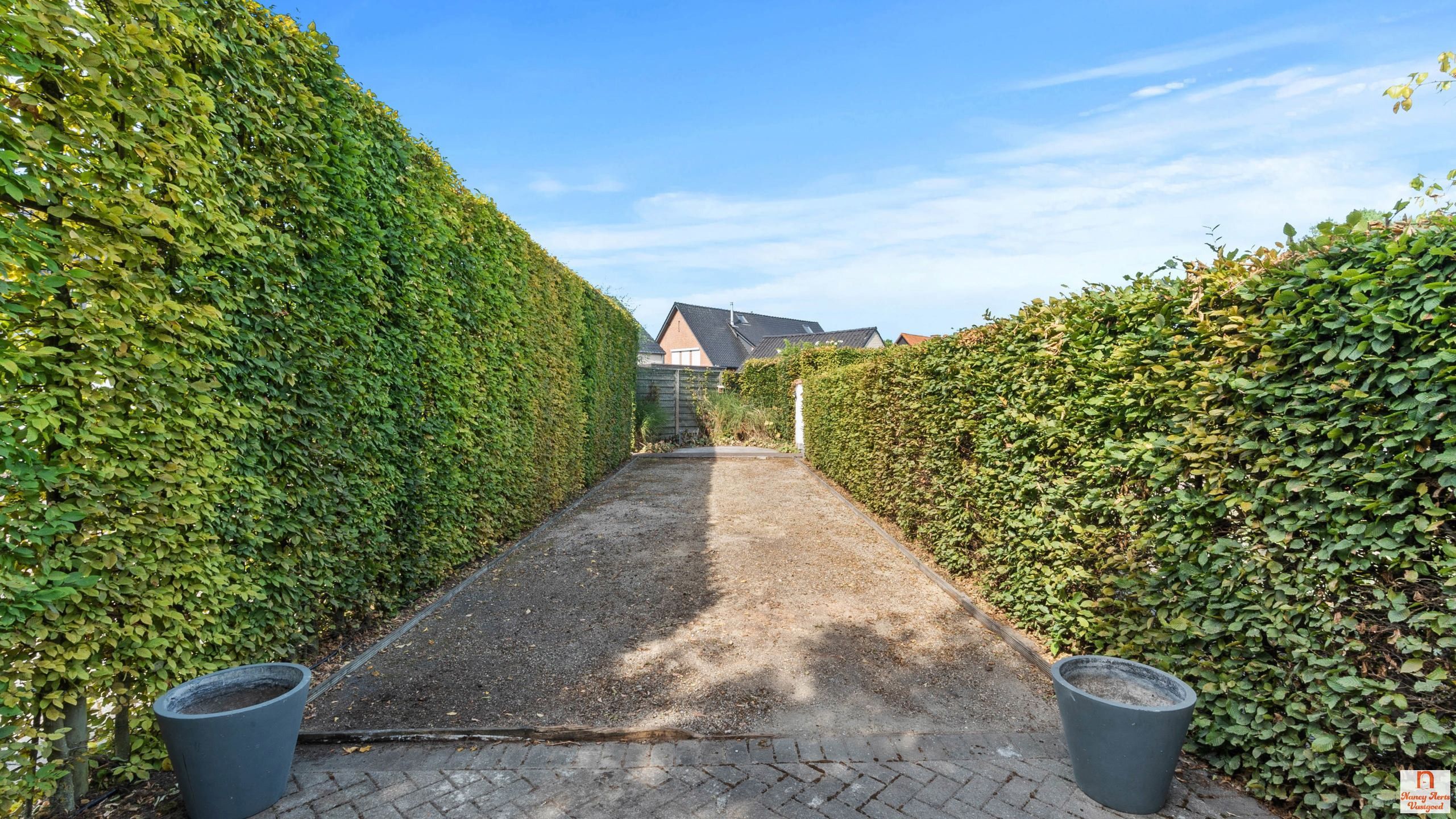 Instapklare woning met uitzonderlijk grote tuin met vijver foto 44
